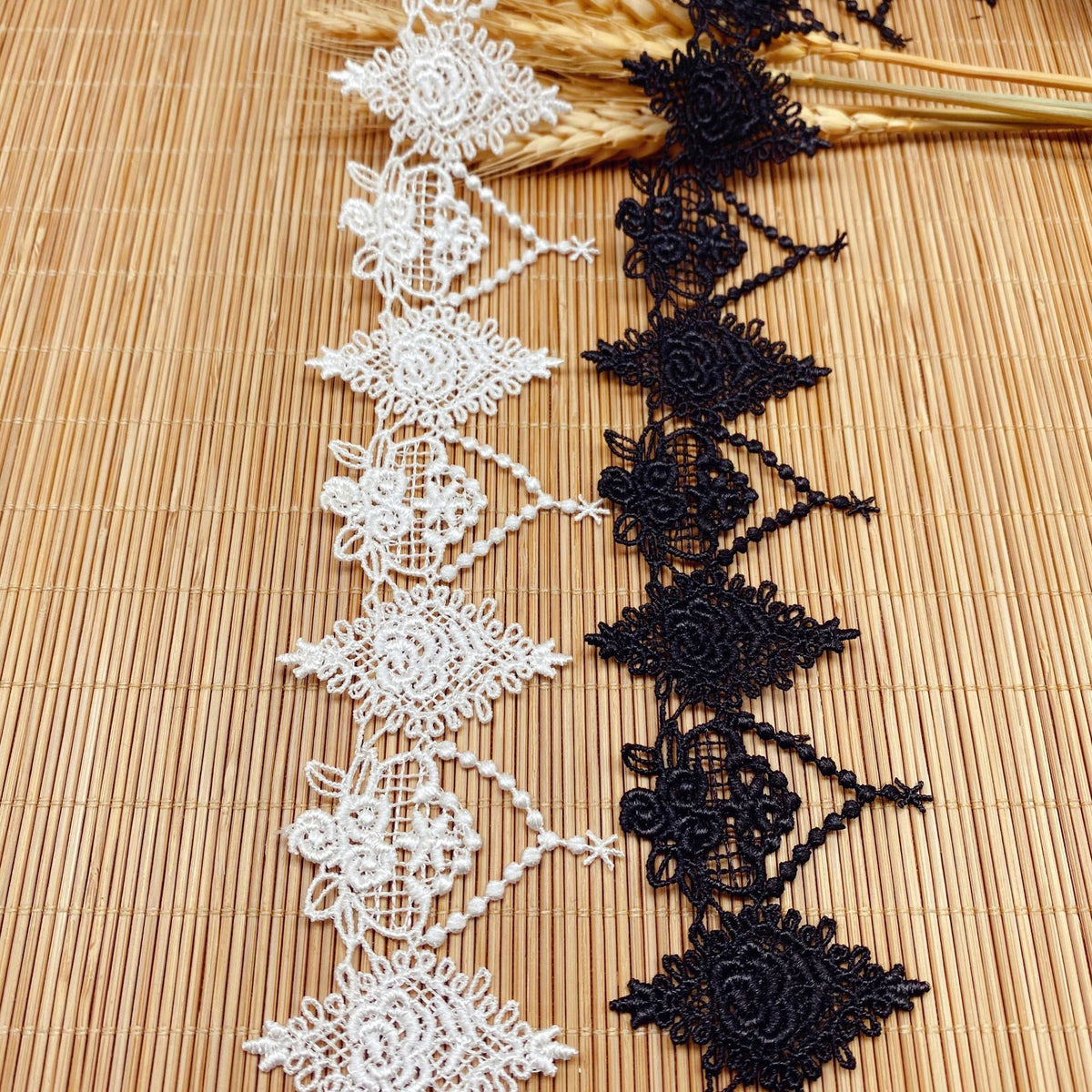 14 ヤード x 幅 4.8 cm レトロな花柄と幾何学的な刺繍の水溶性レース