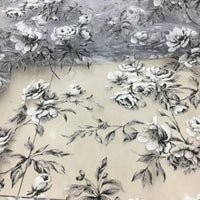 110 インチ幅の印象的な牡丹の花柄プリント オーガンザ生地 by The Yard 