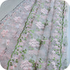 49 インチ幅 3D オーガンザ ピンクの花と葉の刺繍レース生地 by The Yard 