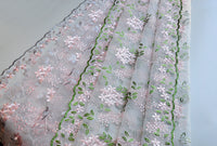 49 インチ幅 3D オーガンザ ピンクの花と葉の刺繍レース生地 by The Yard 
