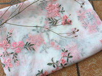 150cm 幅のピンクの花の枝刺繍レース生地ヤード