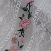 幅 130cm x 長さ 90cm 古典的な縦縞の花の刺繍のレースの生地