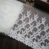 幅32cmの鮮やかな花と枝の刺繍レース生地の2ヤード。