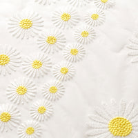 庭で130cm幅のデイジーの花の刺繍生地