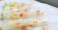 幅140cm x 長さ95cm プレミアム対称ピンクとイエローの花柄刺繍レース生地