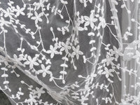 ヤードによって 130cm 幅のつるの枝の花の刺繍のレースの生地