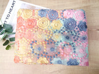 130cmの幅のロマンチックで多彩なオーガンザの花の刺繍のレースの生地によってヤード