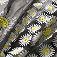 庭で130cm幅のデイジーの花の刺繍生地