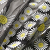 庭で130cm幅のデイジーの花の刺繍生地