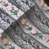 ヤードによる130cmの幅の多彩な花の刺繍のストリップ パターン オートクチュールのレースの生地