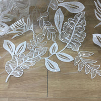 59 インチ幅のスパンコール、植物の枝、ヤード単位の刺繍レース生地