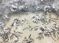 110 インチ幅の印象的な牡丹の花柄プリント オーガンザ生地 by The Yard 