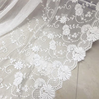 48 インチ幅の左右対称の花柄刺繍レース生地。 