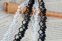幅1.7cmの5ヤードの絶妙な花とビーズの刺繍レーストリム