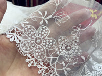 幅10.5cmの5ヤードの古典的な花の刺繍のレースの生地のトリム