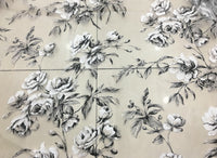 110 インチ幅の印象的な牡丹の花柄プリント オーガンザ生地 by The Yard 