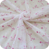 51 インチ幅の新鮮な白いガーゼ刺繍のピンクの小さなつるの花のレース生地のヤード