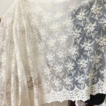 幅 53 インチ クラシック 対称 枝 花 刺繍 レース ファブリック by The Yard オフホワイト